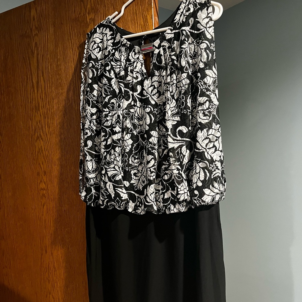 Perceptions women size 16w.  Hits just above knee
